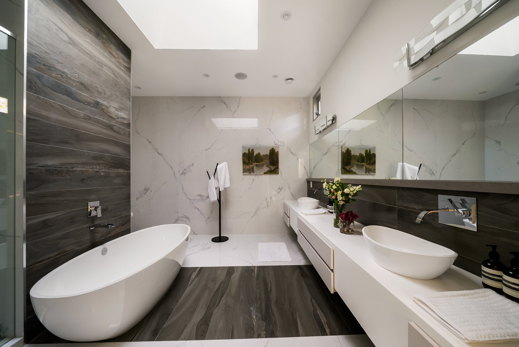 Bathroom with contemporary finishes