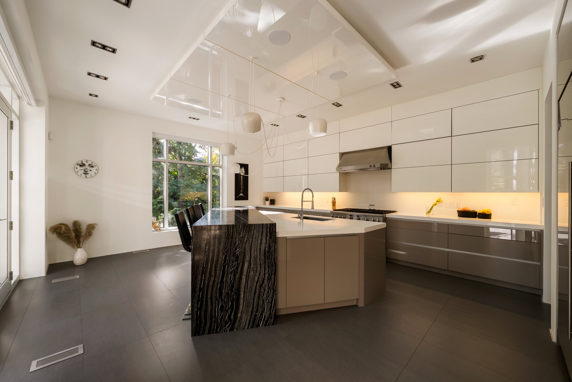 Contemporary kitchen with contrasting light and dark finishes